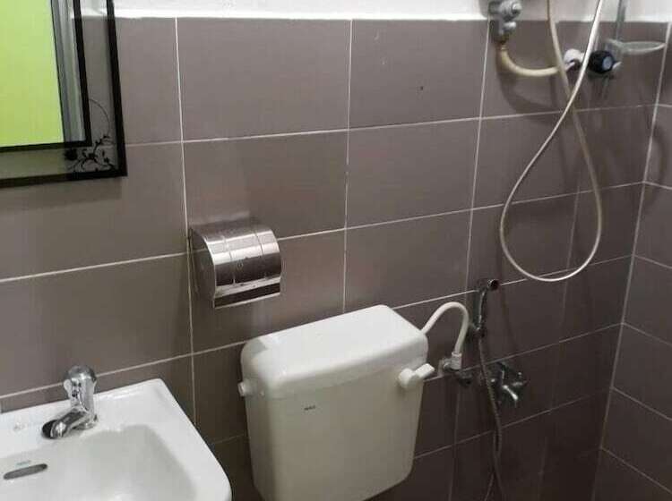 Habitació Triple Deluxe, Tengkera