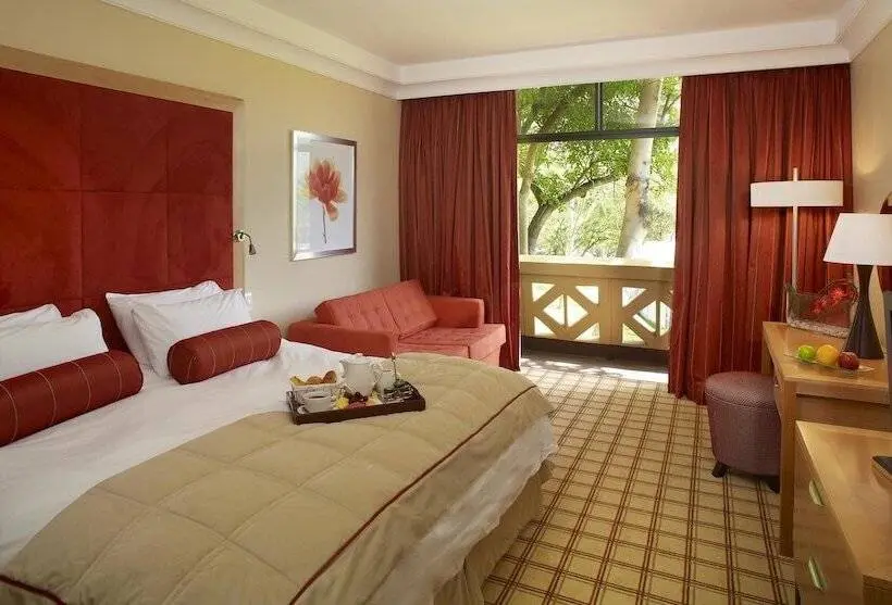 Superior-perhehuone, Sun City Hotel And Casino