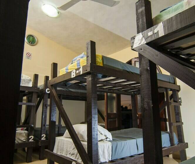 ルームシェアのワンベッド, Charlys Hostal   Hostel