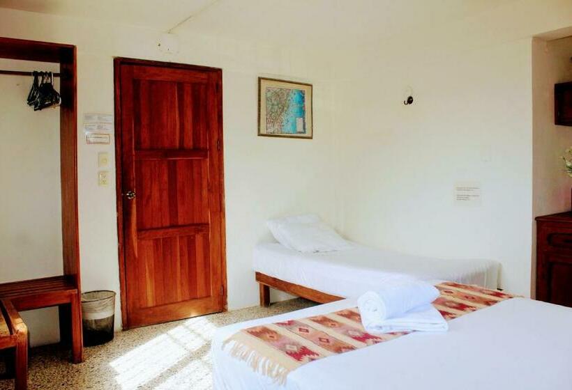 Háromágyas Standard Szoba Megosztott Fürdővel, Hostal & Suites Pata De Perro