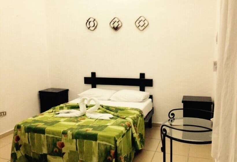 バス共有のスタンダードルーム, Charlys Hostal   Hostel