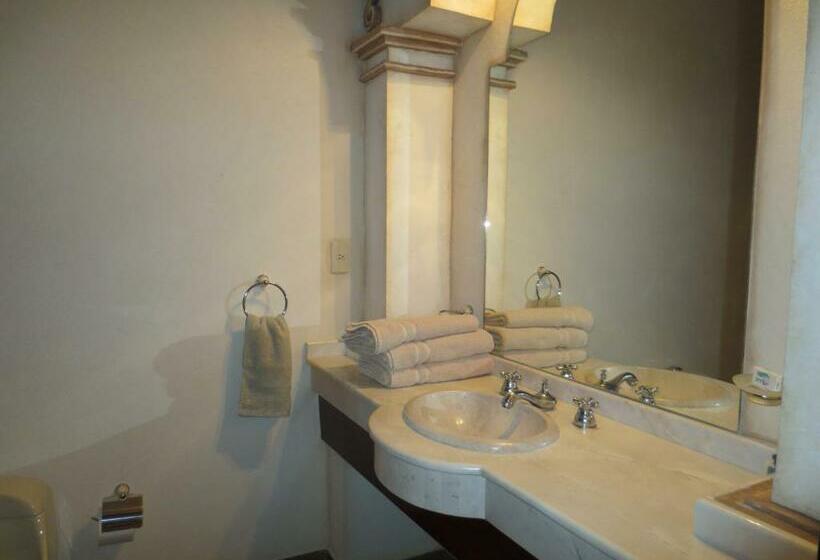 اتاق لوکس با تخت بزرگ, Casa Celia Hotel Restaurante