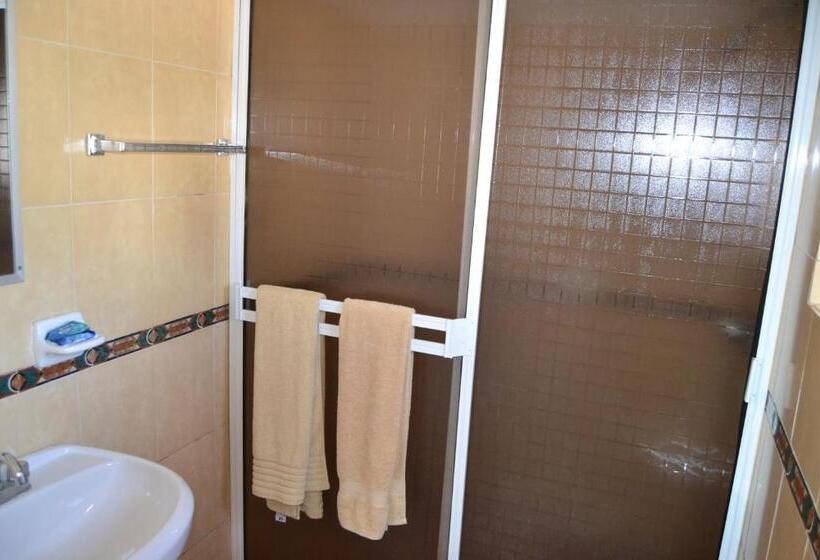 غرفه قياسيه سريرين مزدوجين, Doña Crucita