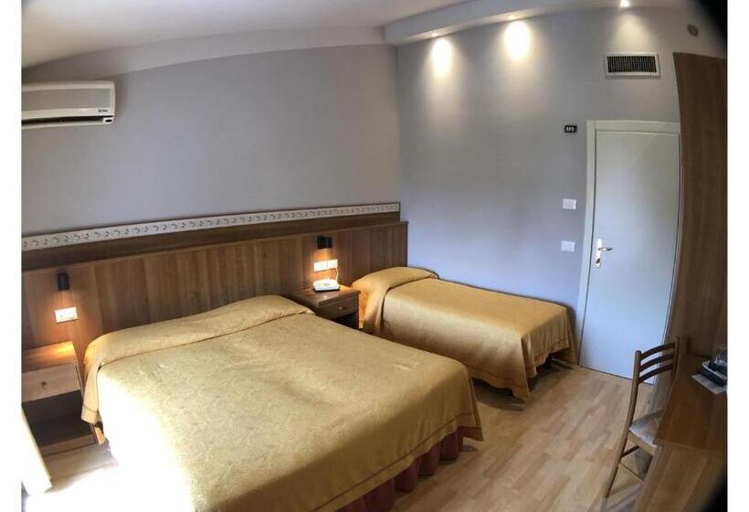 חדר קומפורט לשלושה, La Bussola