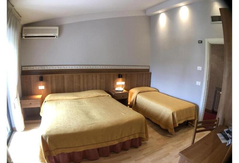 חדר קומפורט לשלושה, La Bussola