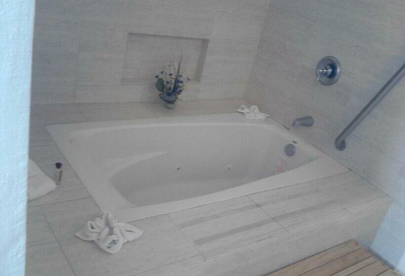 סוויטה עם ג'קוזי, Real De Tx