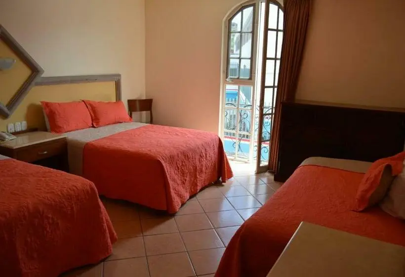 Standard Kolmen Hengen Huone, Real Santa Fe