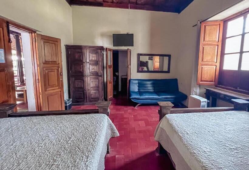 اتاق استاندارد چهار تخته, Hostal Antigüeño