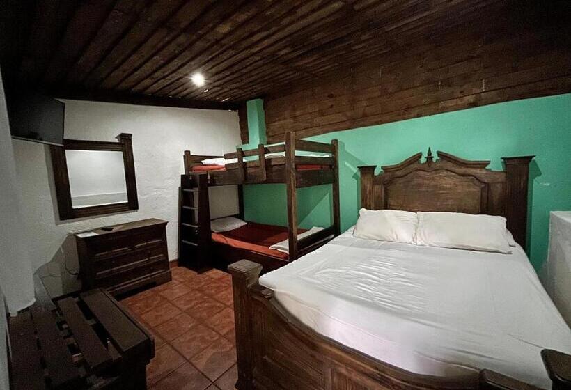 اتاق استاندارد چهار تخته, Hostal Antigüeño