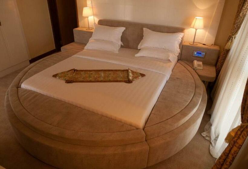 חדר אקזקיוטיב, Gold Crest