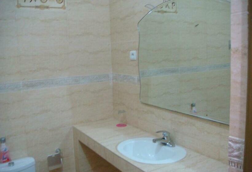 اتاق استاندارد با بالکن, Jess