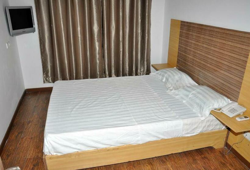 اتاق استاندارد با بالکن, Jess