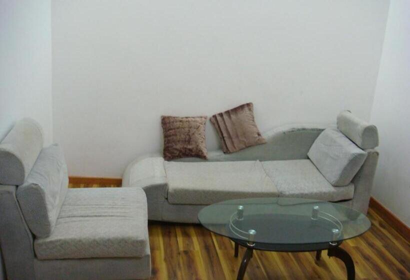 سوییت جونیور, Jess