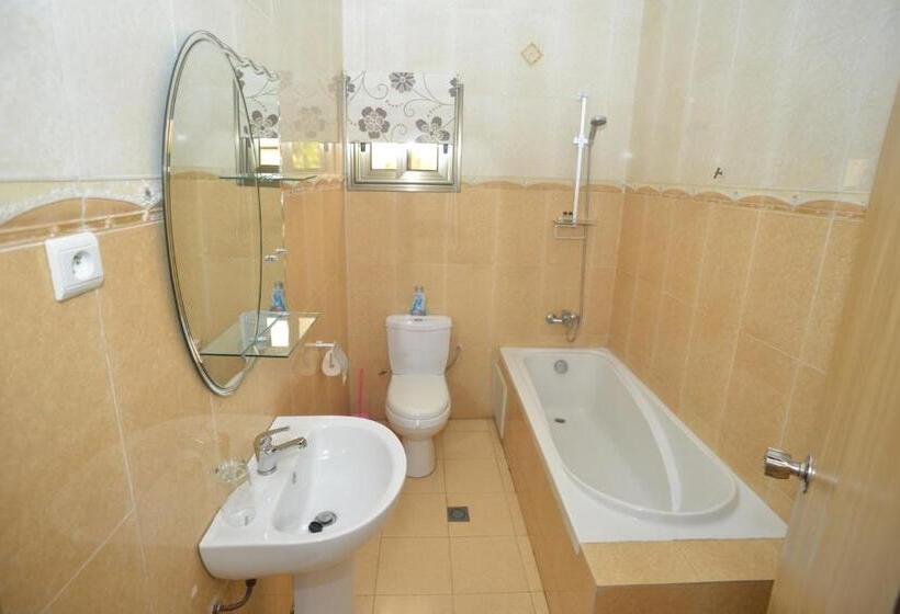 سوییت جونیور, Jess