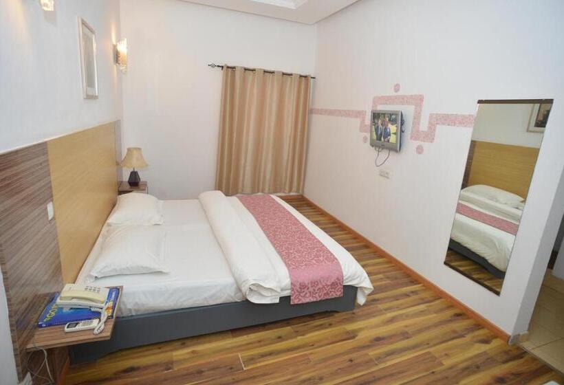 سوییت جونیور, Jess