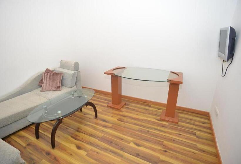 سوییت جونیور, Jess