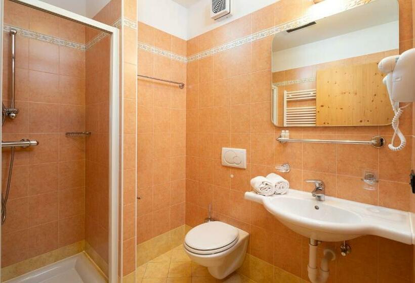 Quarto Familiar, Sciatori