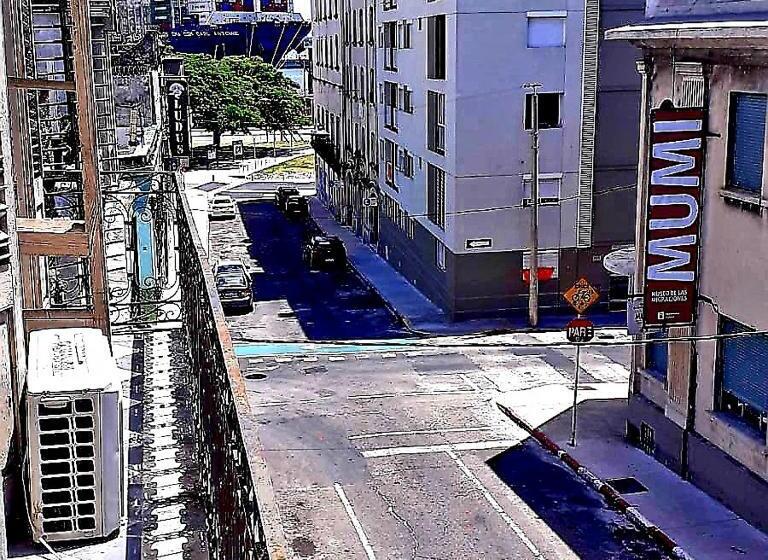 带阳台的豪华间, Montevideo Port Hostel