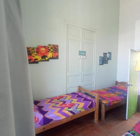 带阳台的三人标准间, Montevideo Port Hostel