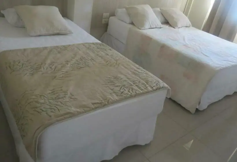 اتاق ساده سه‌ نفره, Tacuru Hotel Boutique