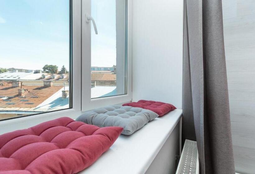 آپارتمان سوپریور 1 خوابه, Stories Hub