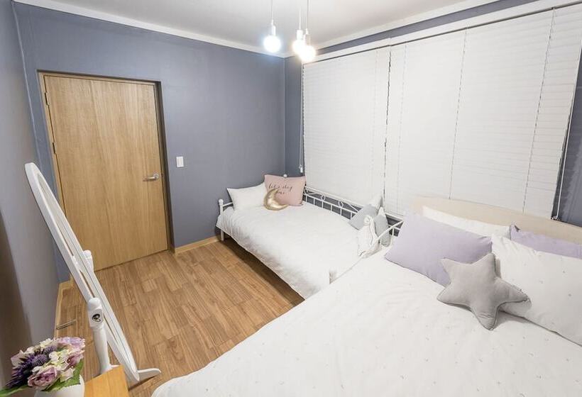 חדר סטנדרט לשלושה, Cozzzy Guest House   Hostel