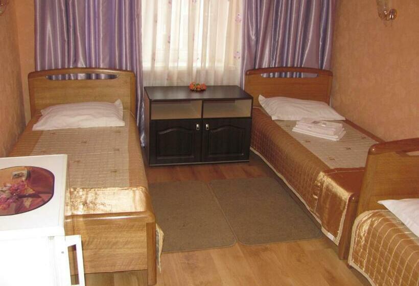 Pokój Trzyosobowy Standard Wspólna Łazienka, Almaz