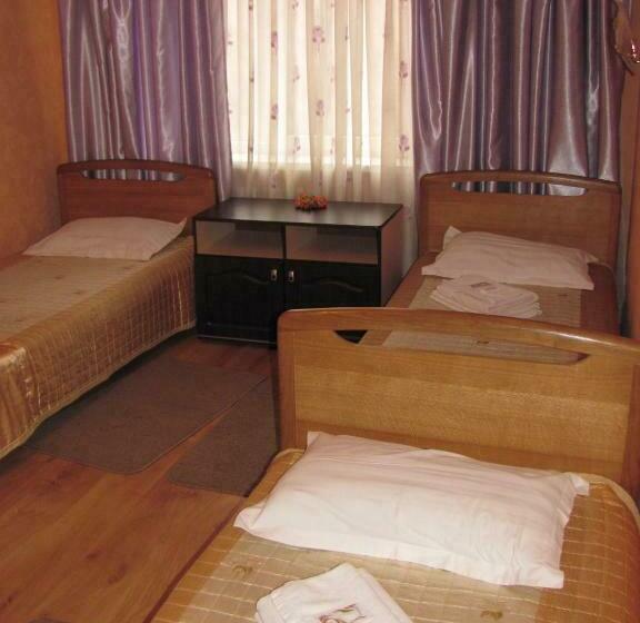 Pokój Trzyosobowy Standard Wspólna Łazienka, Almaz