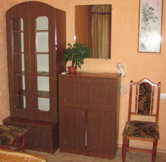 Pokój Trzyosobowy Standard Wspólna Łazienka, Almaz