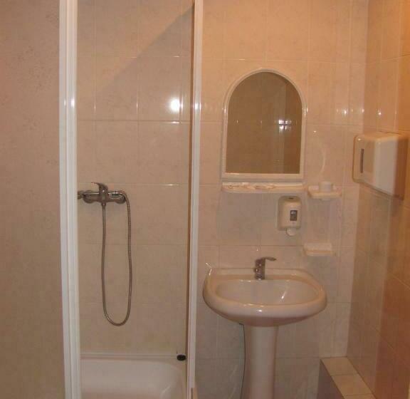 Pokój Trzyosobowy Standard Wspólna Łazienka, Almaz