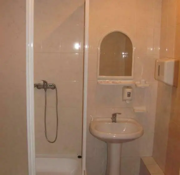 Standard 3 Bett Zimmer Geteiltes Bad, Almaz