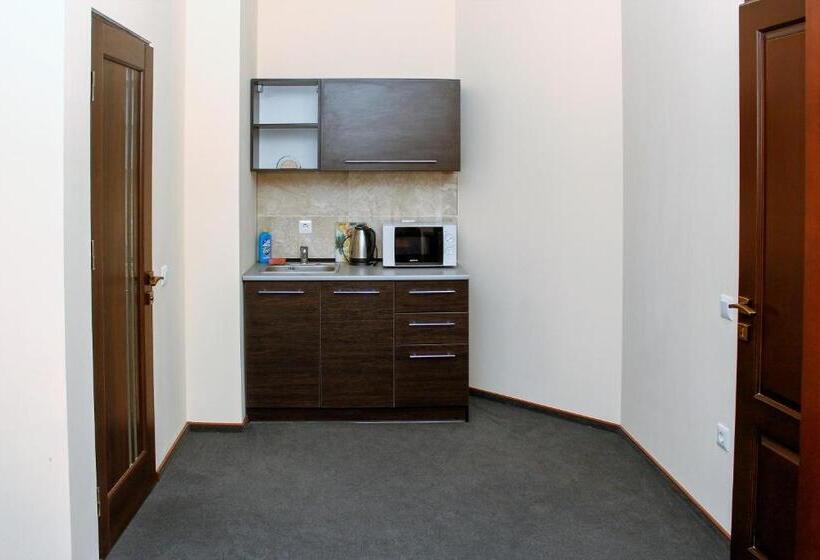 Deluxe Studio, City Club European