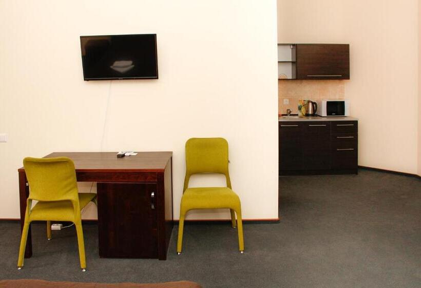 Deluxe Studio, City Club European