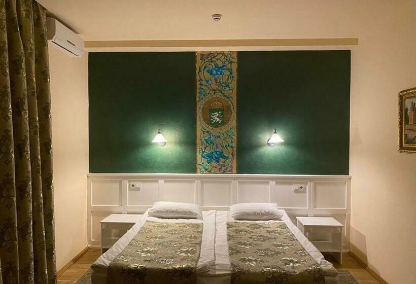 سوییت جونیور, Fontush Boutique