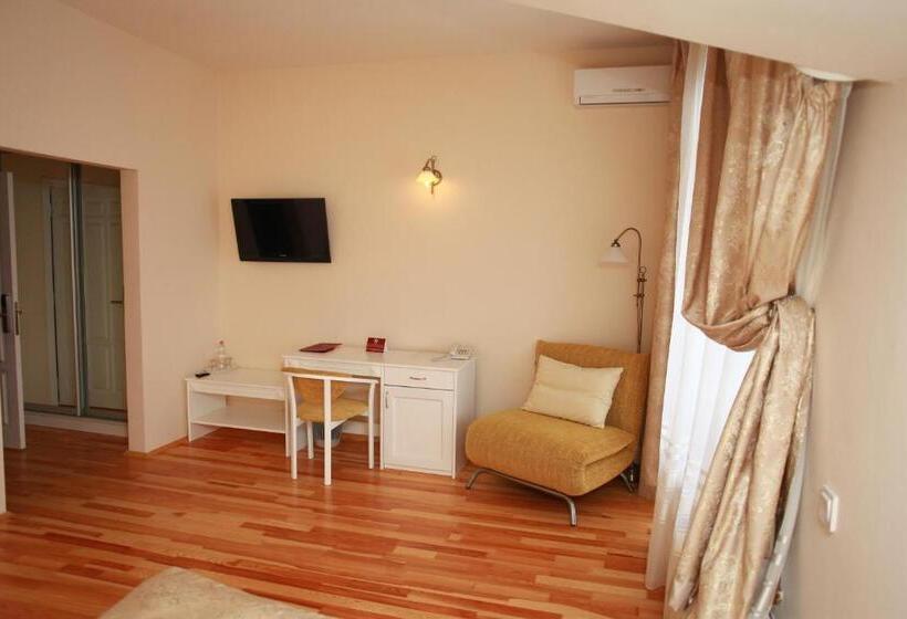 سوییت جونیور, Fontush Boutique