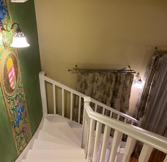 شقة غرفة واحدة, Fontush Boutique