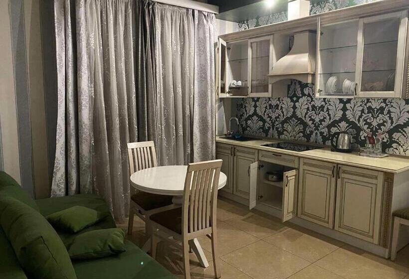 جناح, Fontush Boutique