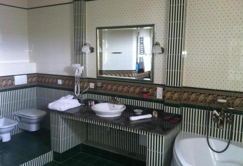 جناح, Fontush Boutique