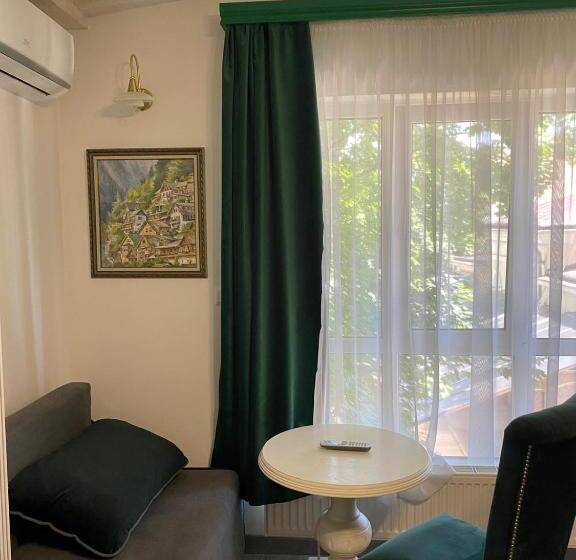 شقة غرفة واحدة, Fontush Boutique