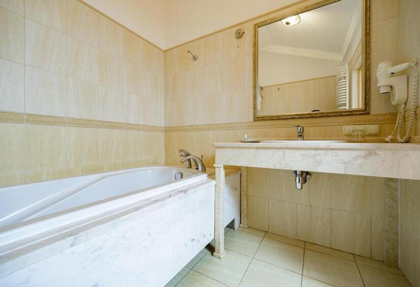 Suite, Gostiniy Dvor