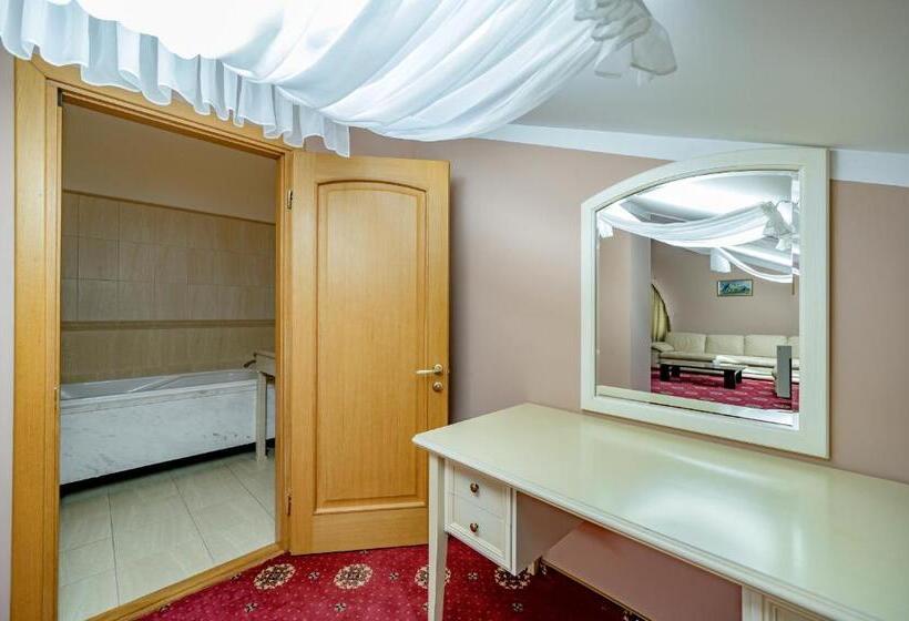 Suite, Gostiniy Dvor