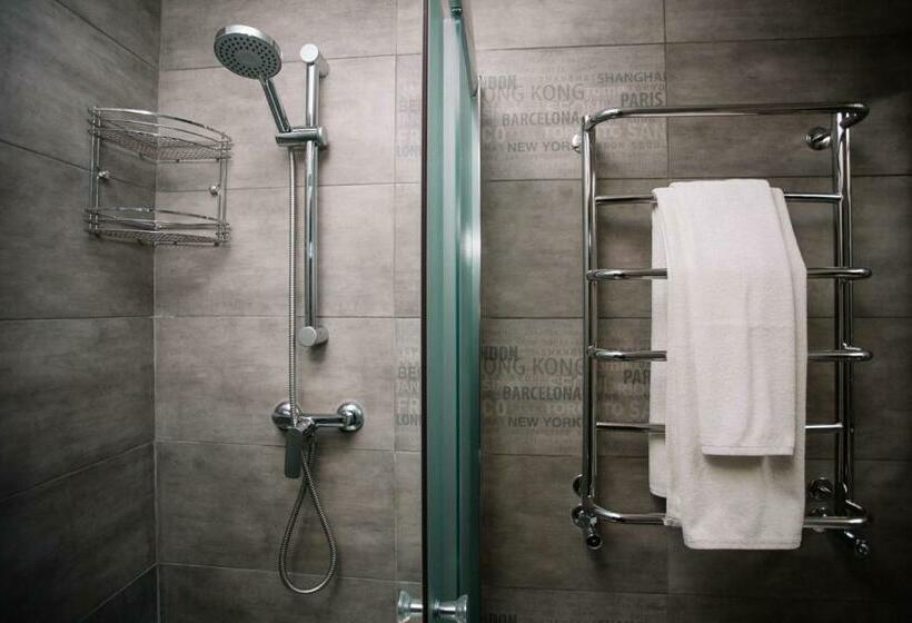 اتاق استاندارد سه نفره, Kateryna