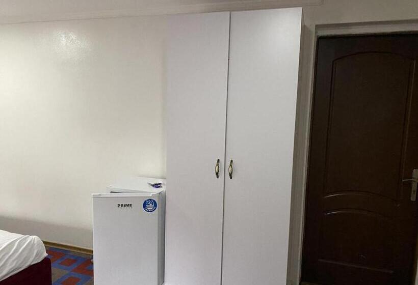 اتاق سوپریور, Leoton Chernivtsi