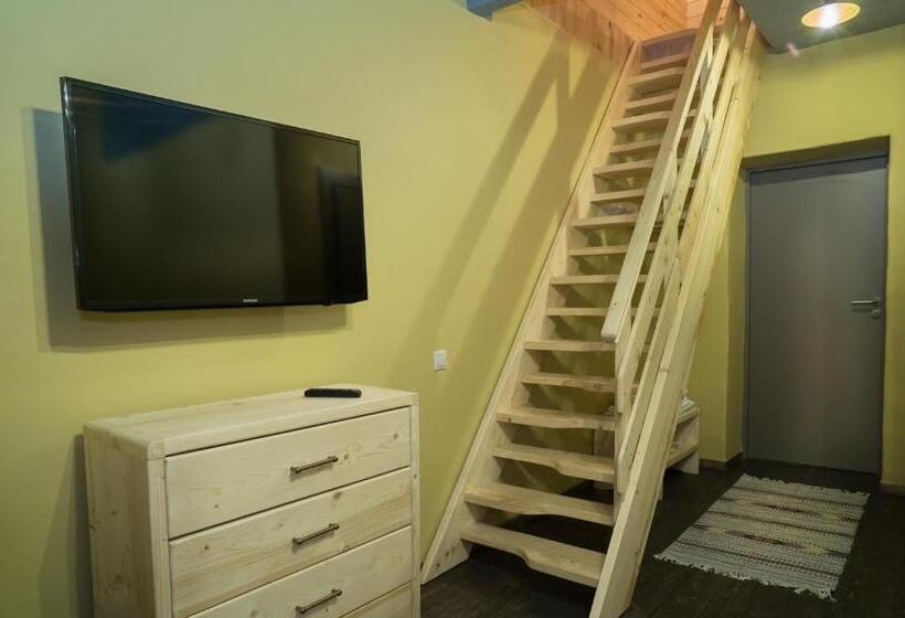 Familjesvit, Monysto