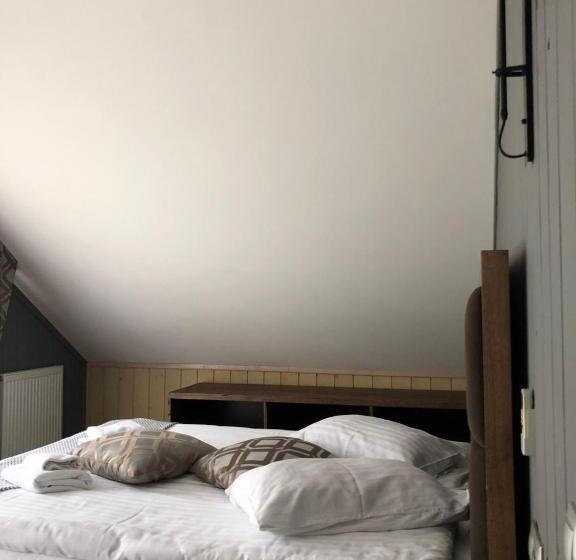 1 Sovrums Lägenhet, Monysto