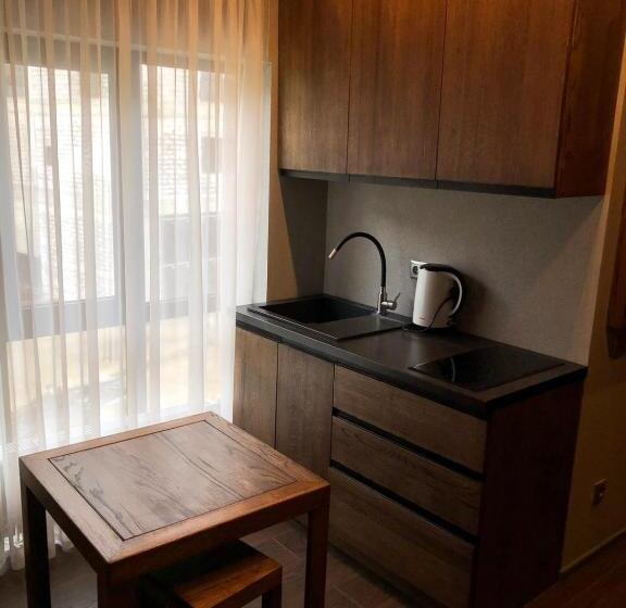 1 Sovrums Lägenhet, Monysto