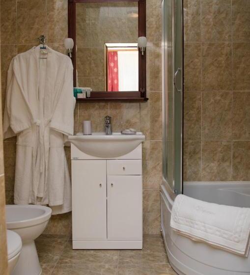 اتاق خانوادگی, Naftusya