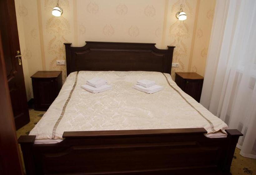 اتاق خانوادگی, Naftusya