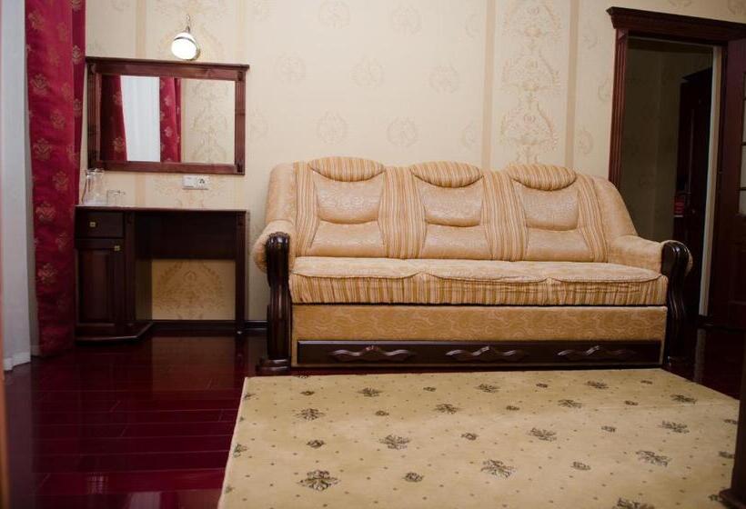 اتاق خانوادگی, Naftusya