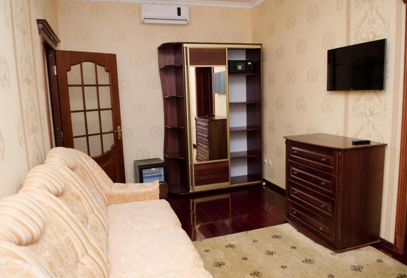 اتاق خانوادگی, Naftusya